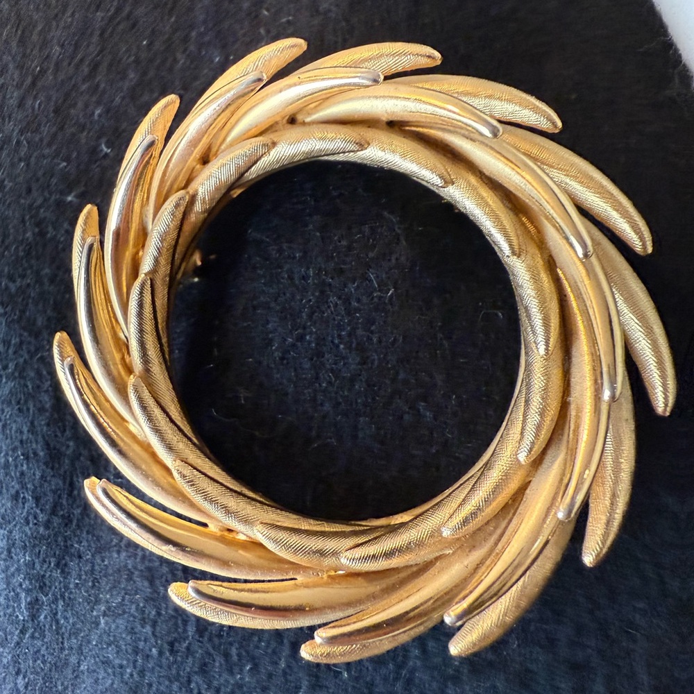 Vintage Gold Wreath Brooch